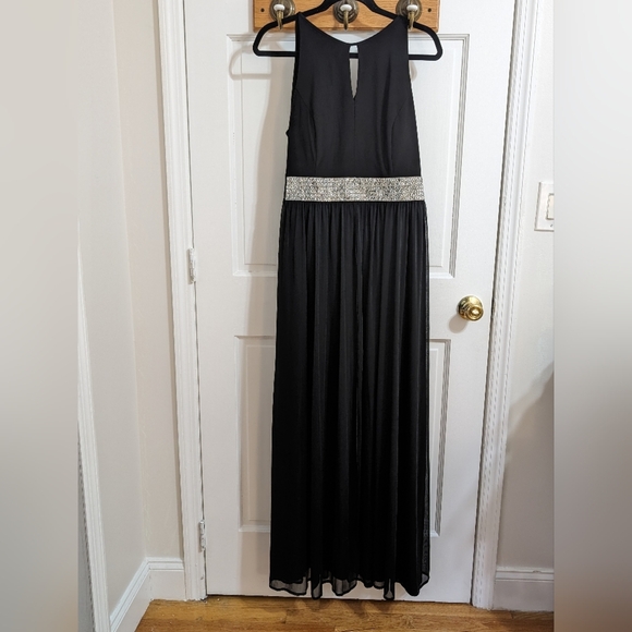 Maxi Dress with Keyhole Cutout, Halterneck and Flowing Skirt - Picture 14 of 15